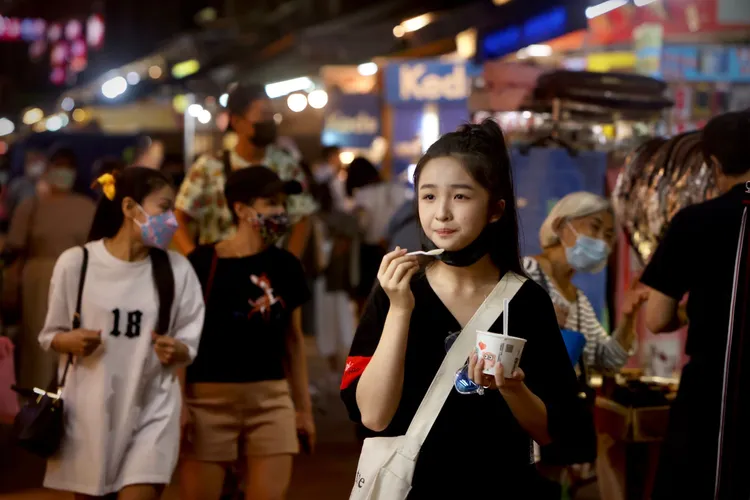 民眾逛寧夏夜市。示意圖，林林攝