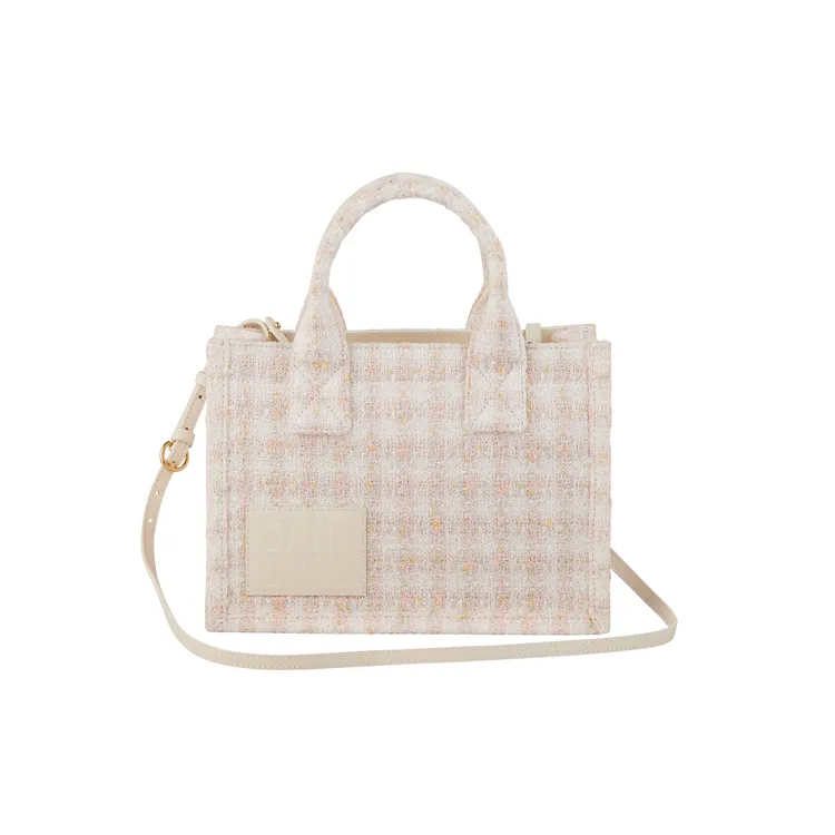 粉色粗花呢手提肩背包，1萬2590元。品牌提供