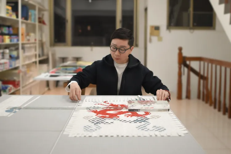 藝術家吳耿禎重新詮釋SANDRO工作室的經典龍形圖案。品牌提供