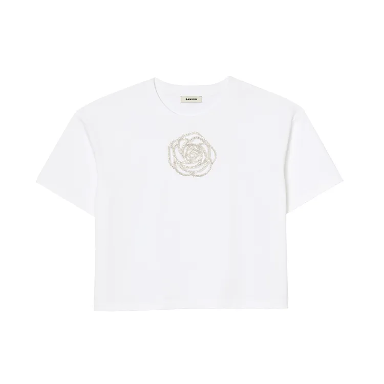 白色水鑽玫瑰短袖上衣，6190元。品牌提供