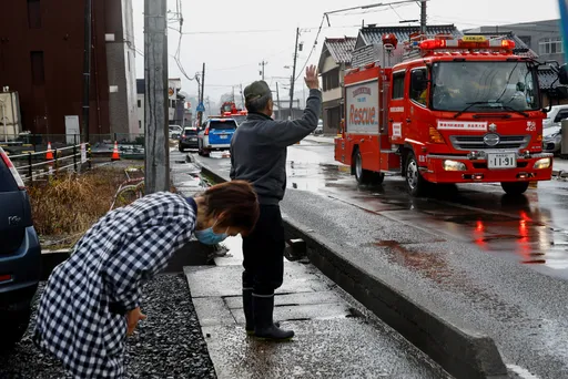 日災民一舉動超催淚!一無所有老夫婦 對駛過消防車深深鞠躬