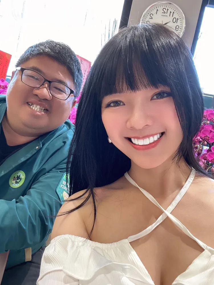 顏翎熹(田慎節)拜訪蔡易餘，身穿低胸白色上衣，性感迷人。翻攝蔡易餘臉書