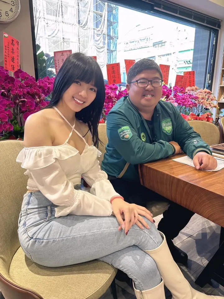 蔡易餘與顏翎熹(田慎節)同框，露出燦爛笑容。翻攝蔡易餘臉書