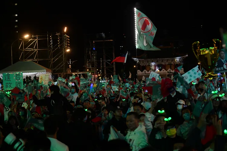 柯文哲選前之夜的凱道造勢場滿滿人潮。攝影中心