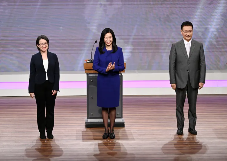 藍綠白三位副手候選人今近身交鋒。北市攝影記者聯誼會提供