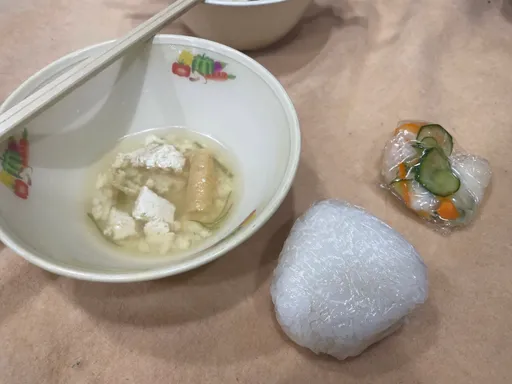 日本震灾避难所伙食曝光 物资不足、灾民又冷又饿