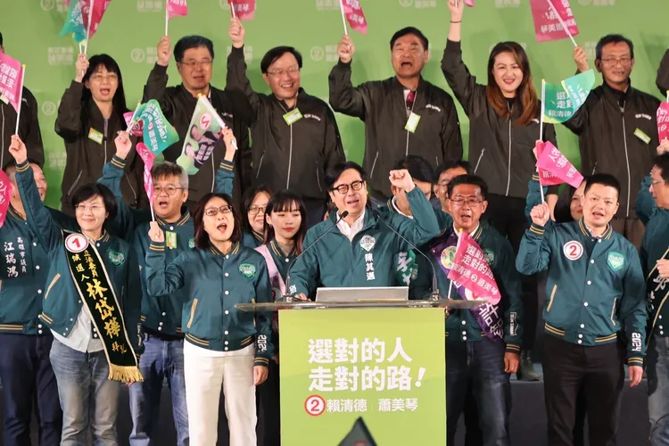 陳其邁昨晚批判台北市長蔣萬安抹黑高雄環狀輕軌。賴清德總部提供