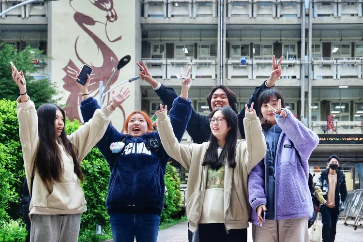 今天是學測最後一天，考生結束考試後紛紛露出笑容。林林攝