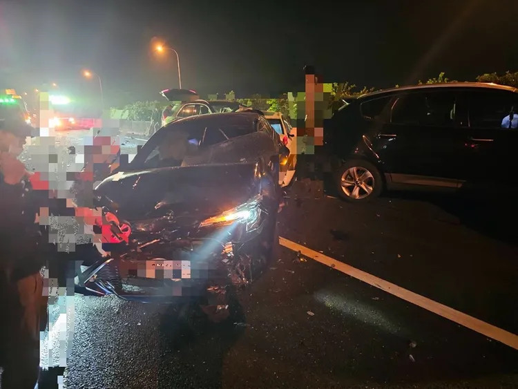 車輛受損嚴重。讀者提供