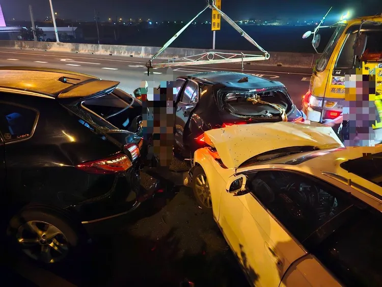 輔駕車追撞再推撞．車輛塞成一團。讀者提供