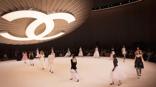 高訂秀|香奈兒秀場懸掛雙C巨鈕扣 領Minji舞進飄逸芭蕾世界