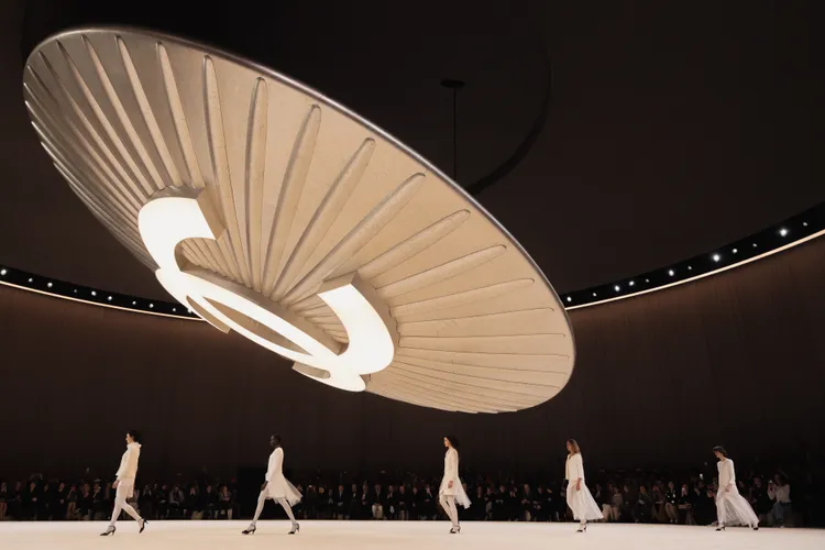 香奈兒2024春夏高訂秀，於伸展台中央懸掛了1巨型雙C鈕扣。品牌提供