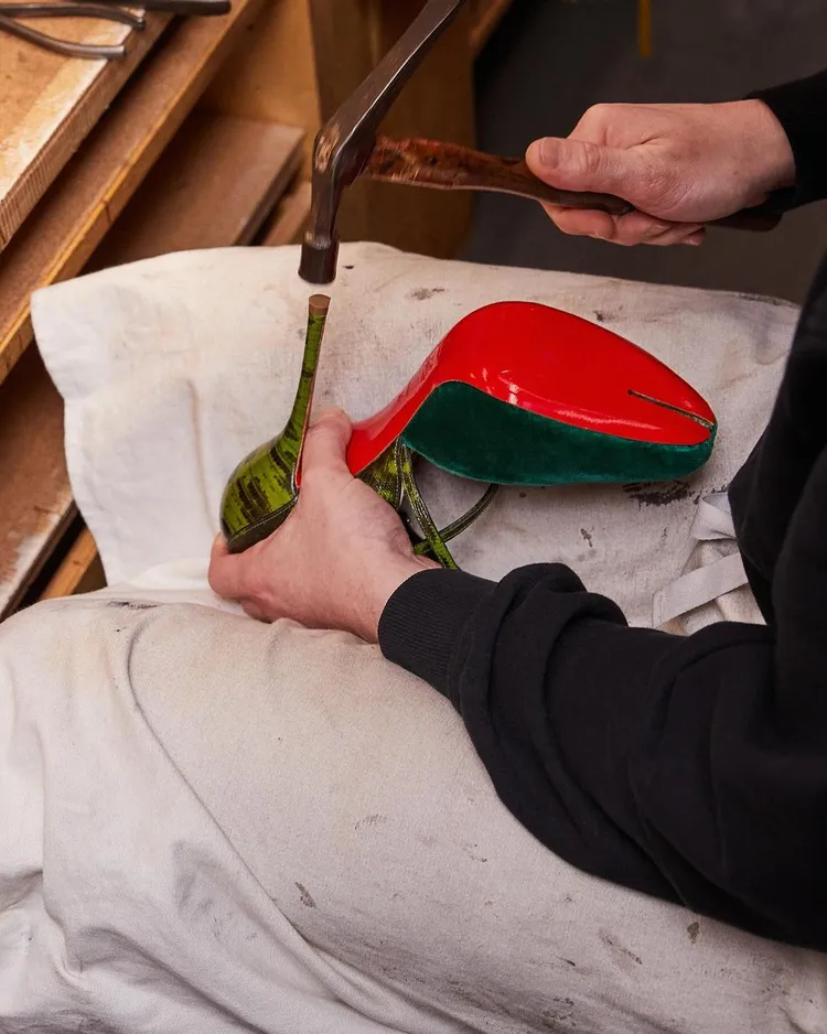 Pumps高跟鞋採用Tabi分趾設計。品牌提供