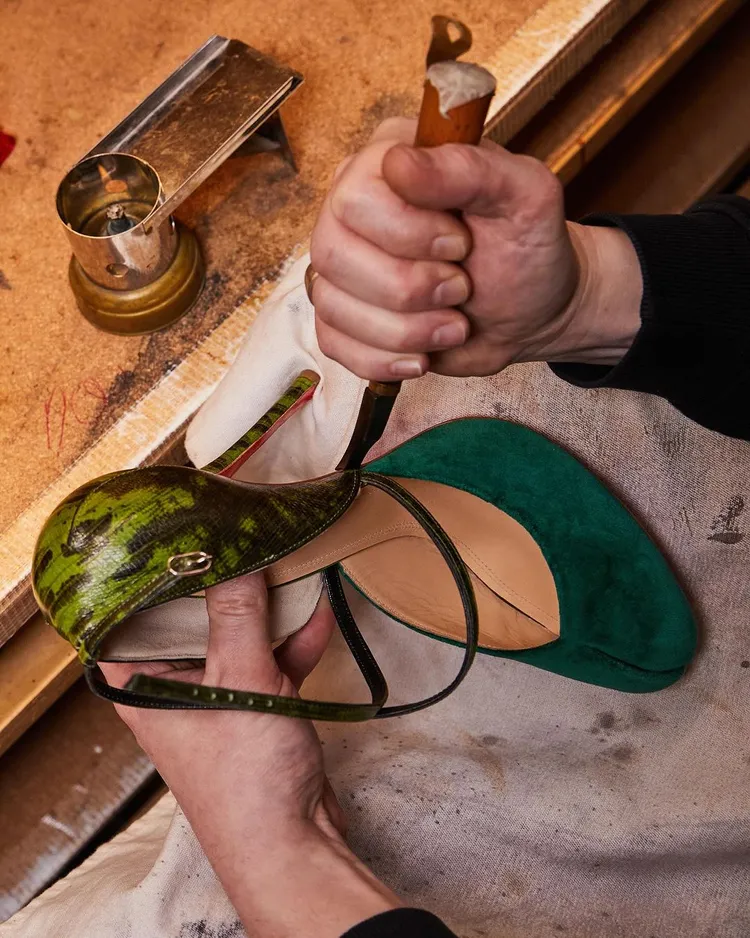 鞋款形似馬蹄的外型呼應Maison Margiela高訂系列的線條。品牌提供