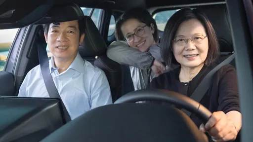 蔡英文開車載賴清德！影片曝玄機「藍白背道而馳」　柯文哲一句話酸爆