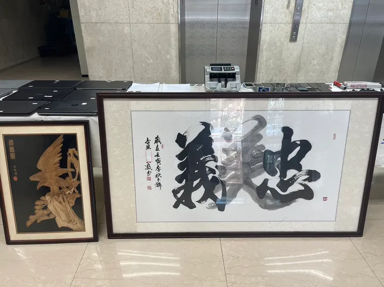 警方查獲象徵美鷹會的字畫。翻攝畫面