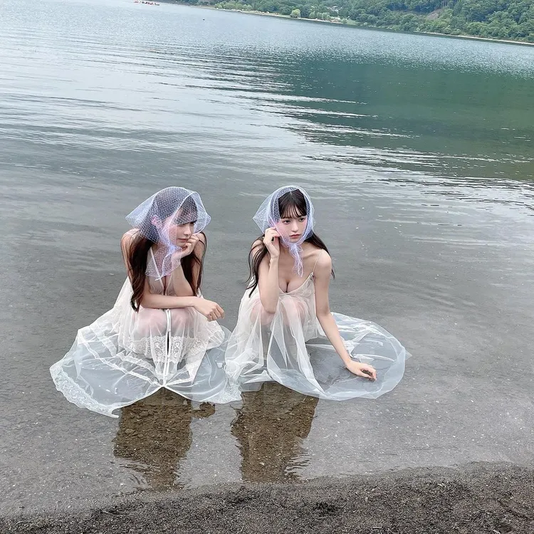 雙胞胎姐妹花一同拍攝寫真集。翻攝自森風花IG