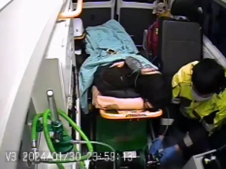 救護車將一氧化碳中毒患者送醫。消防局提供