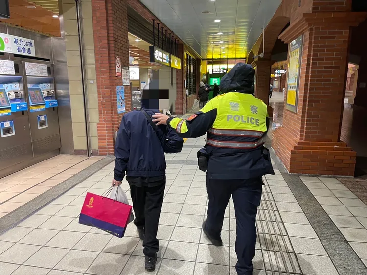 警員將國中生送到捷運站，讓他順利返家。翻攝畫面