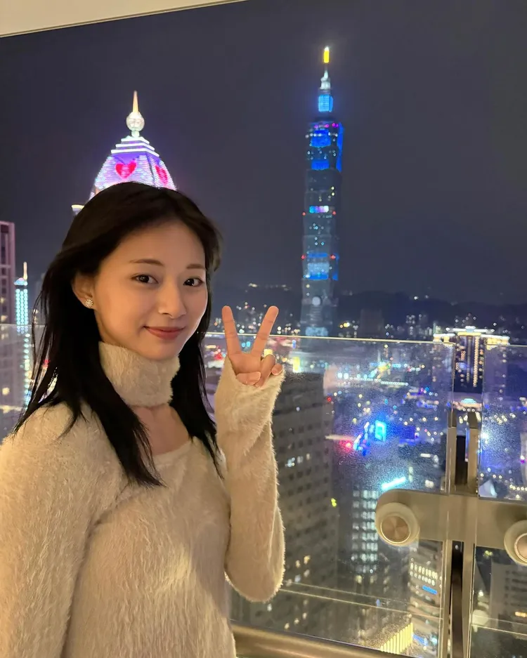 子瑜去年底已回台，跨年在台北101旁看煙火。翻攝周子瑜IG