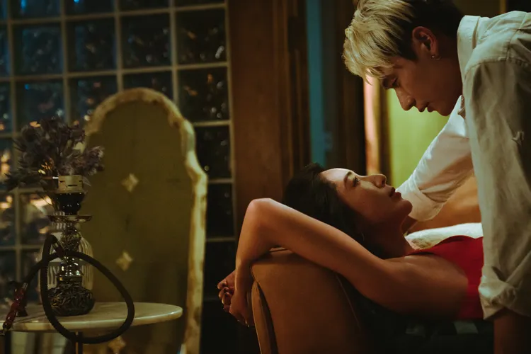 隋棠（左）與劉冠廷曖昧躺在沙發上。CATCHPLAY提供