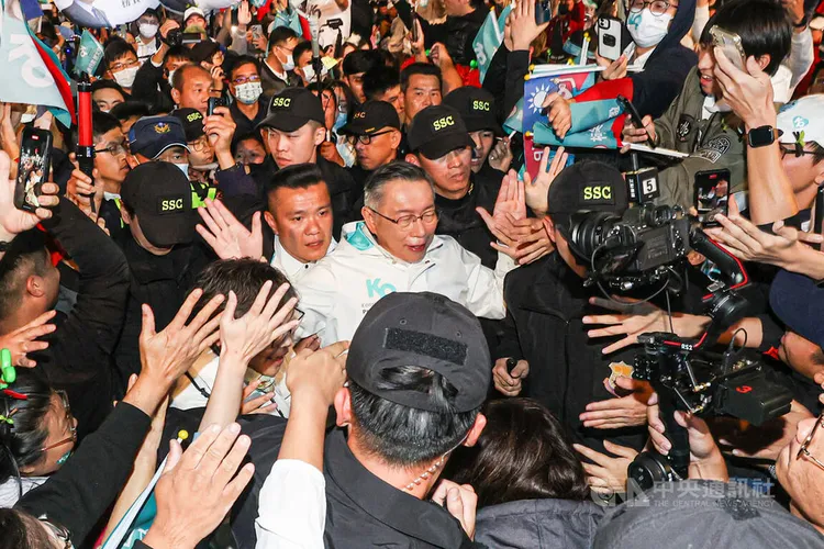 選前超級星期六，台灣民眾黨總統候選人柯文哲（中白衣者）6日晚間在台中舉辦造勢晚會全力催票，在熱情民眾夾道歡迎下踏入會場。中央社