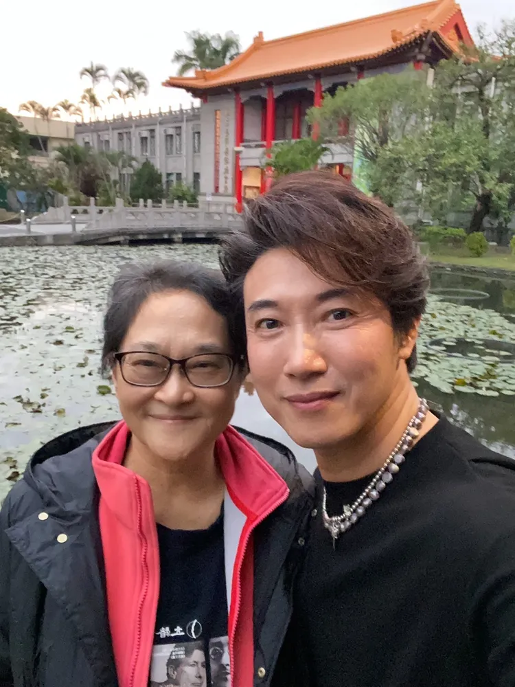 陳鴻（右）與老師郝碧蓮暢聊往事。陳鴻提供