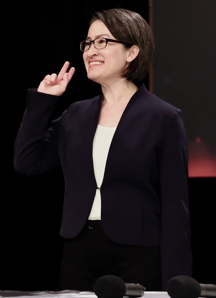 蕭美琴笑著比「YA」。彭欣偉攝