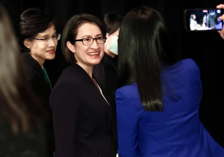 蕭美琴與民眾黨副總統候選人吳欣盈（著紫色套裝者）會後也有交流。彭欣偉攝