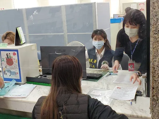 越籍單親媽盼到修法　新年第一天就申請！女兒成年後她還可留台