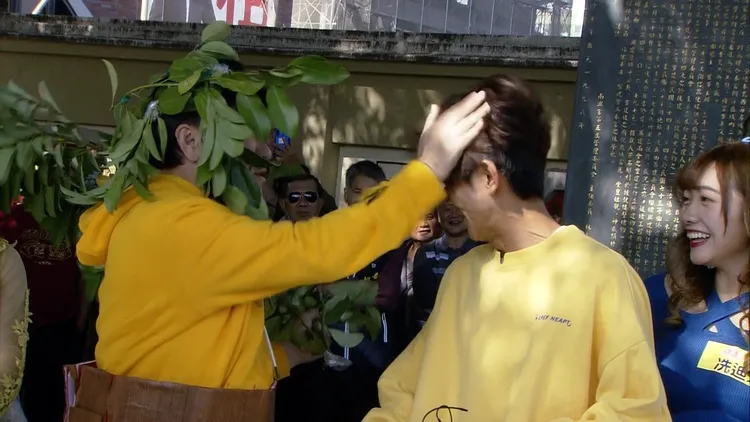 胡瓜（左）氣得巴阿翔的頭。民視提供