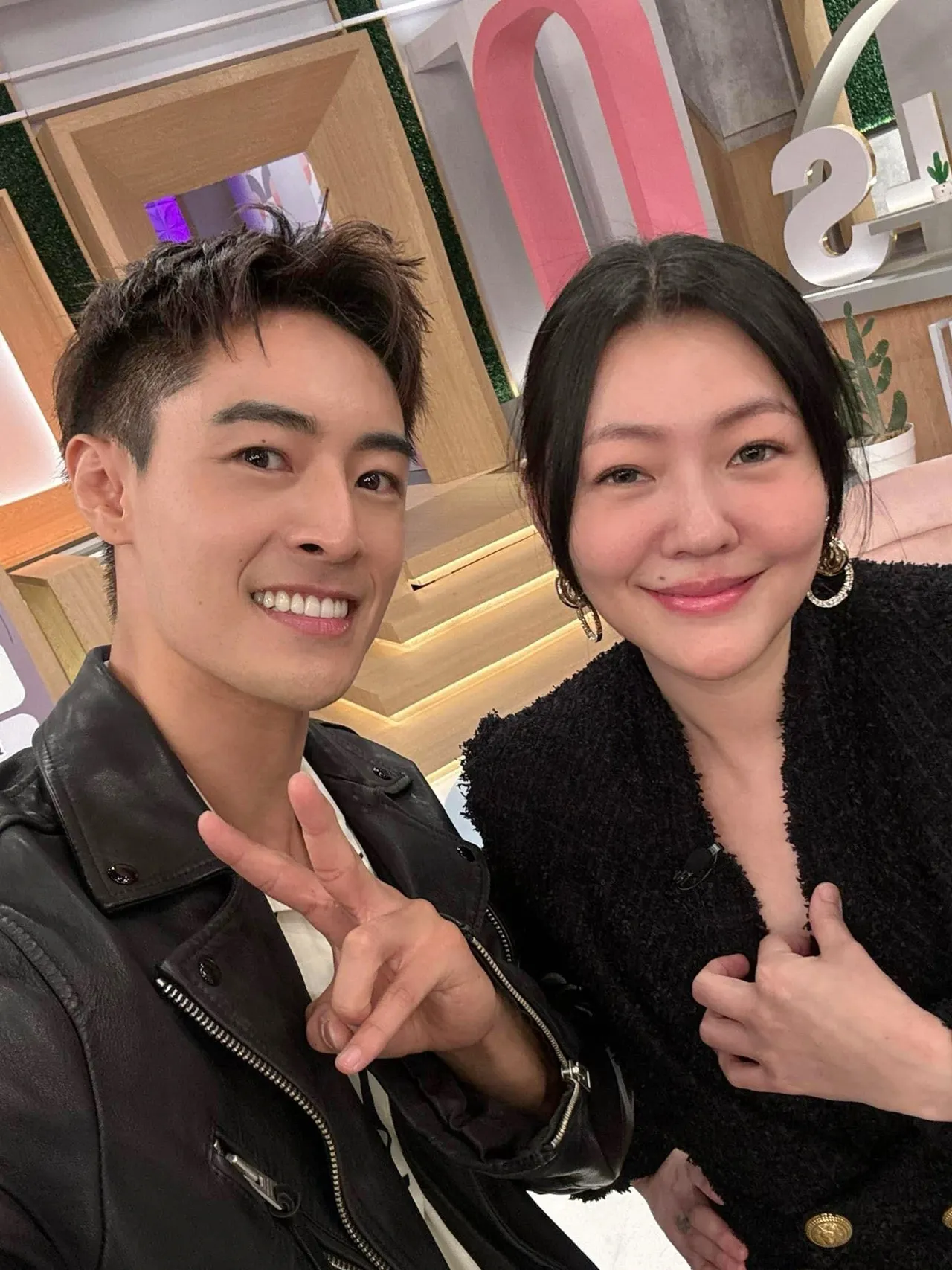 朱宇謀(左)上小S節目分享美妝技術。翻攝朱宇謀臉書