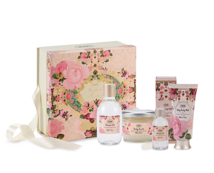 白玫瑰復刻悸動禮盒，包含300ml沐浴油、320g身體磨砂膏、200ml絲綢身體乳液、100ml沐浴油，3980元。品牌提供
