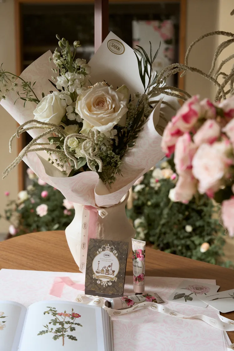 限定期間購買SABON x 浪花花藝當日鮮花花束（2200元），就會贈送白玫瑰護手霜30ml。品牌提供