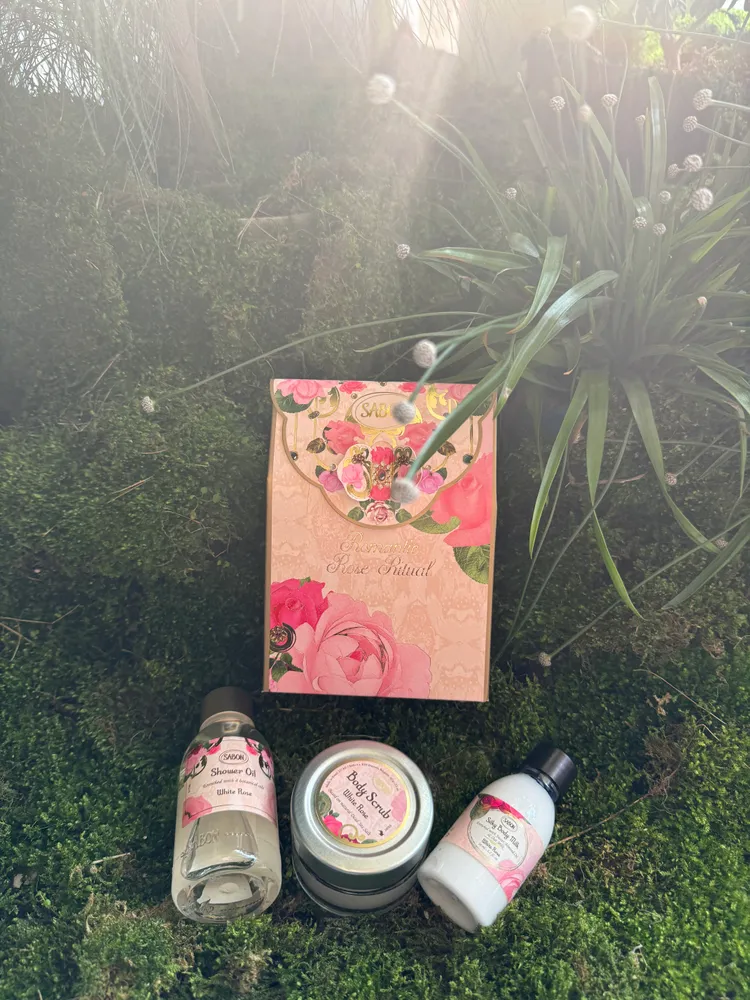 白玫瑰明星三部曲禮盒，包含100ml沐浴油、60g身體磨砂膏、50ml絲綢身體乳液，1580元。張家玲攝