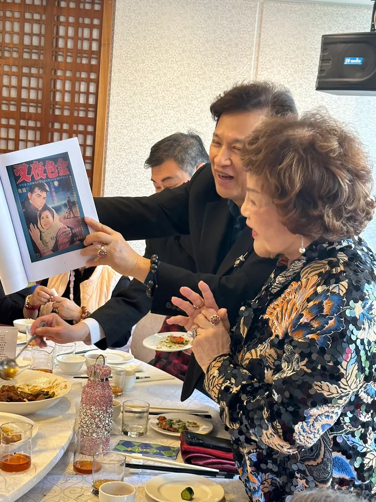 阿姑在看自己主演的電視劇海報。趙大智攝