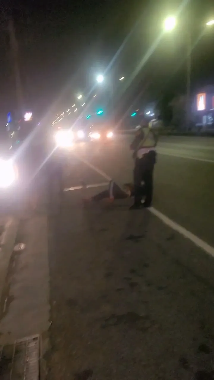 林姓男子因槍枝故障無法擊發，被對方持棍棒及徒手毆打倒地。民眾提供