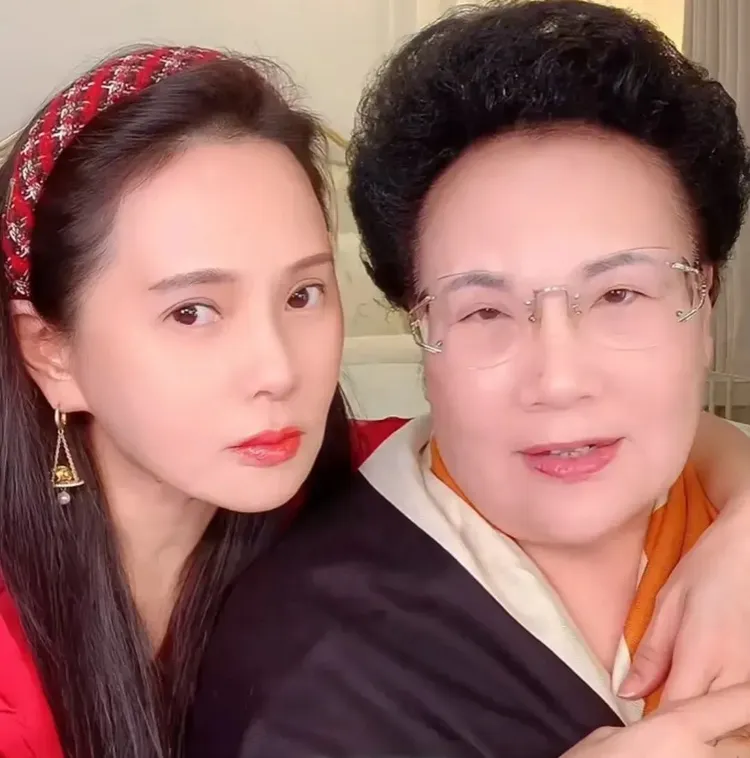 伊能靜（左）和婆婆相處像閨蜜。翻攝頂流顏究社微博