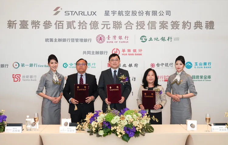 由左至右，台灣銀行董事長呂桔誠、星宇航空董事長張國煒及台灣土地銀行董事長謝娟娟代表簽約。業者提供