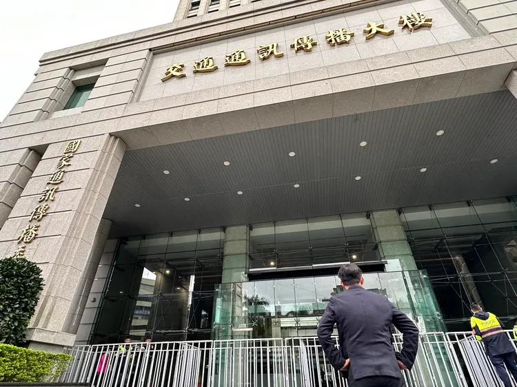 黃國昌、館長陳之漢今夜衝NCC。陳怡文攝