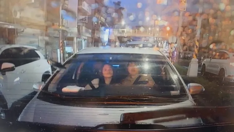 撞擊瞬間，情侶才嚇到向前瞪視。翻攝自臉書「爆料公社」