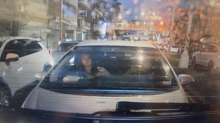 情侶張望車輛碰撞狀況。翻攝自臉書「爆料公社」