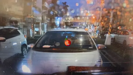 開車喇舌到撞車!情侶唇齒交纏「親上加親」 碰碰車直擊影片曝