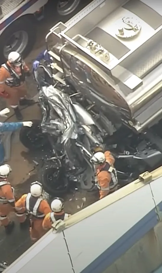 輕型車被夾扁，完全看不出原狀。翻攝自MBS