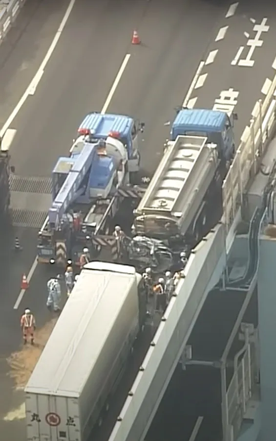 輕型車上2名乘客均當場死亡。翻攝自MBS