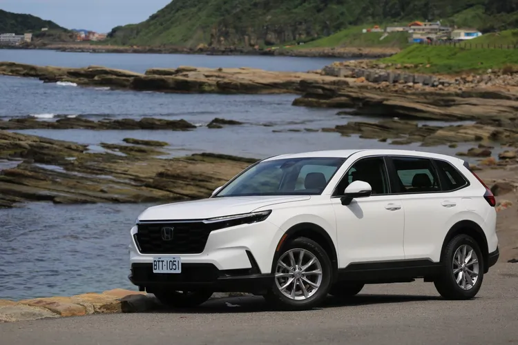 Honda CR-V在國內立足20餘年來，在國產SUV休旅車市場已鞏固了堅而不破的地位，而在2023年8月第六代大改款正式上市之後，在既有的大空間優勢之下，強化科技及配備陣容後雖然售價小幅上揚，仍是在蜜月期效應之下，於下半年持續衝出好成績，最終以交出16,905輛、較2022年成長13.3%作收，排名也從第5位小幅攀升到第4位。林浩昇攝