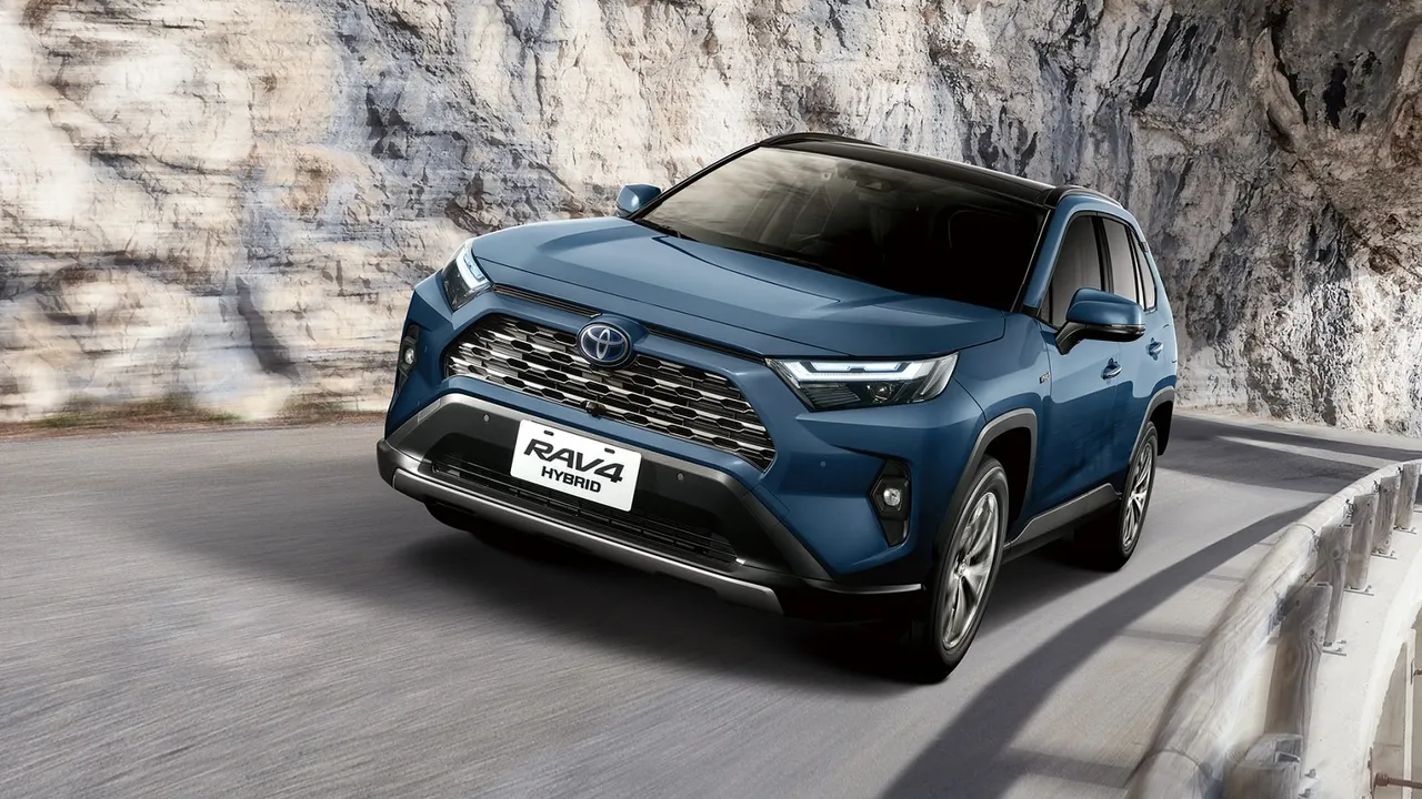 也曾经以进口车身分,站上台湾神车地位的Toyota RAV4,在2022年开始受灾于疫情有订单交不出车的困境之后,终于在2023年中旬原厂供货稳定之后,开始陆续大量交车急起直追,即使在国产中型SUV同级车Honda CR-V、Nissan X-Trail轻油电的包夹下,仍能气定神闲交出超过1.8万辆车,宝刀未老的气势,不愧是国人最爱的进口车头衔。原厂照片