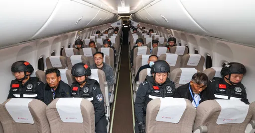 機上押解畫面曝光!中國押10涉緬北詐騙嫌犯回國 已抓回4.4萬人