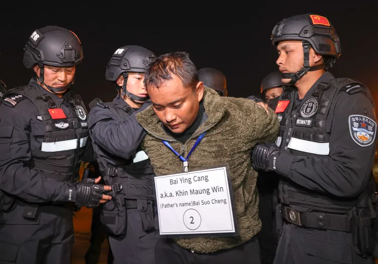 嫌犯白應蒼遭公安押解回中國。新華社