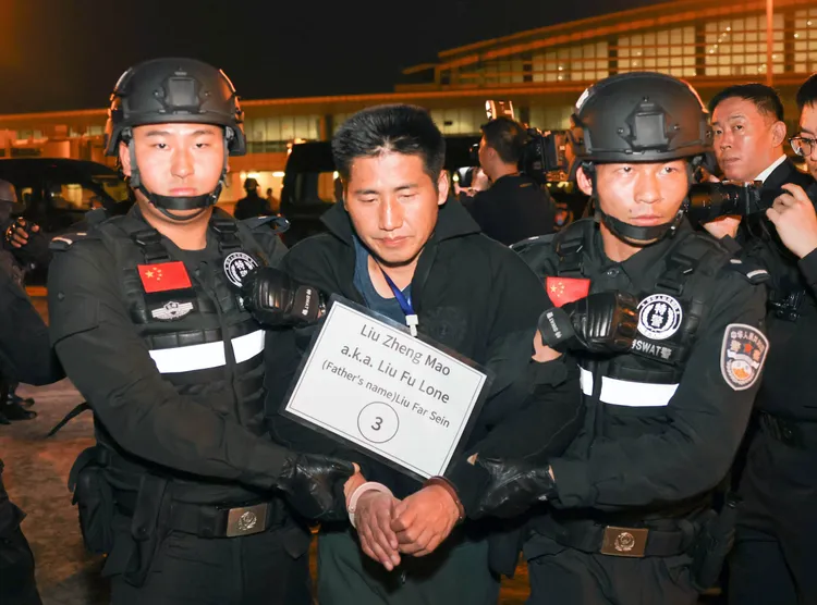 嫌犯劉正茂遭公安押解回中國。新華社